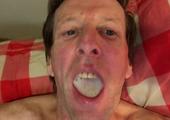 Man filmt zijn volle mond met cum